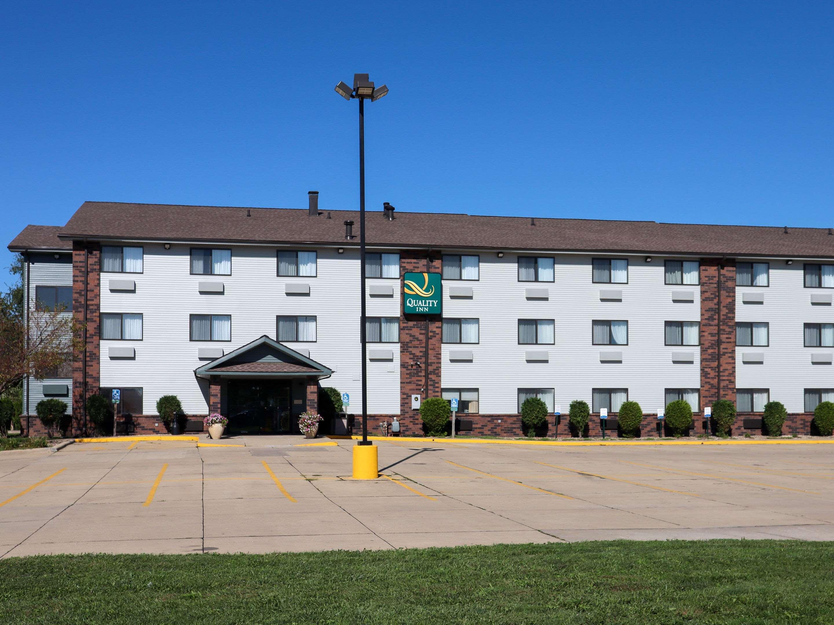 Quality Inn & Suites Bloomington I-55 And I-74 Extérieur photo
